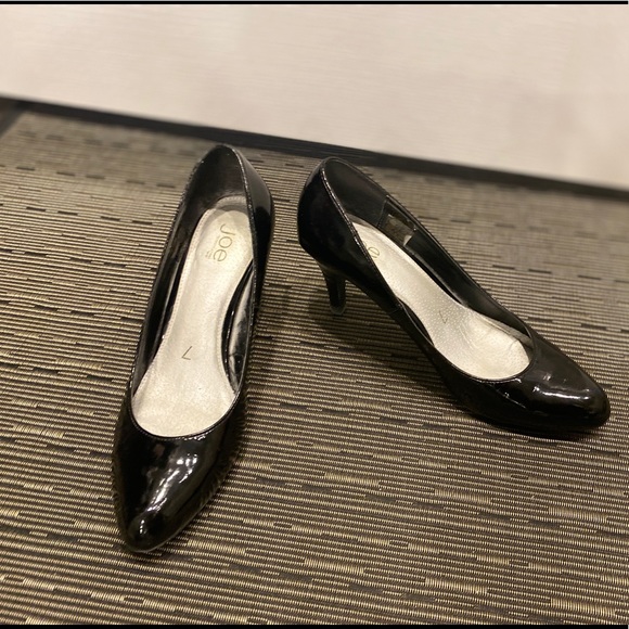 3️⃣3/$25 Black Patent heels - Picture 3 of 3